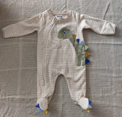 Enterito de bebé con diseño de dinosaurio - miniatura 1