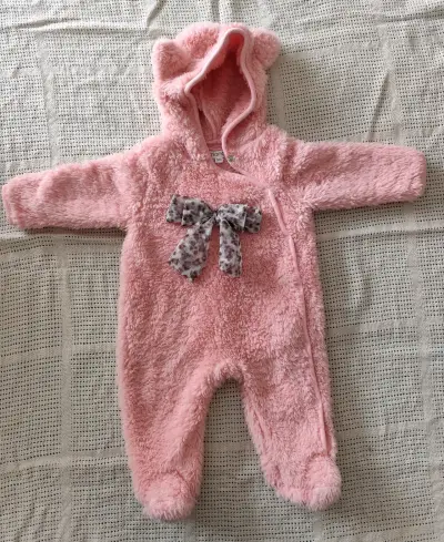 Enterito de bebé rosado con capucha y lazo - miniatura 1