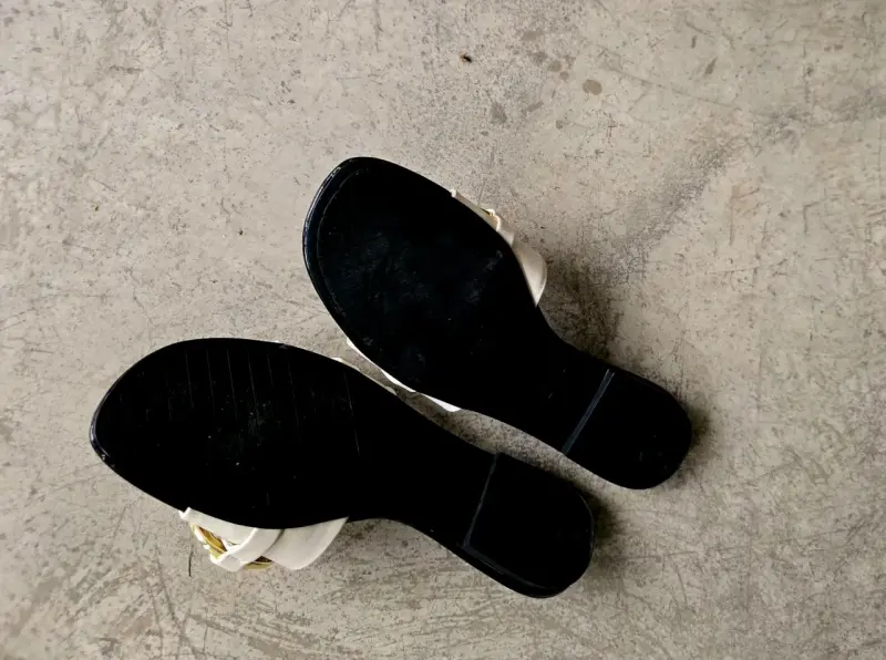 Sandalias planas con cadena dorada Zara - 2