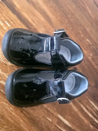 Zapatos de charol negro para bebé Clarks - miniatura 1