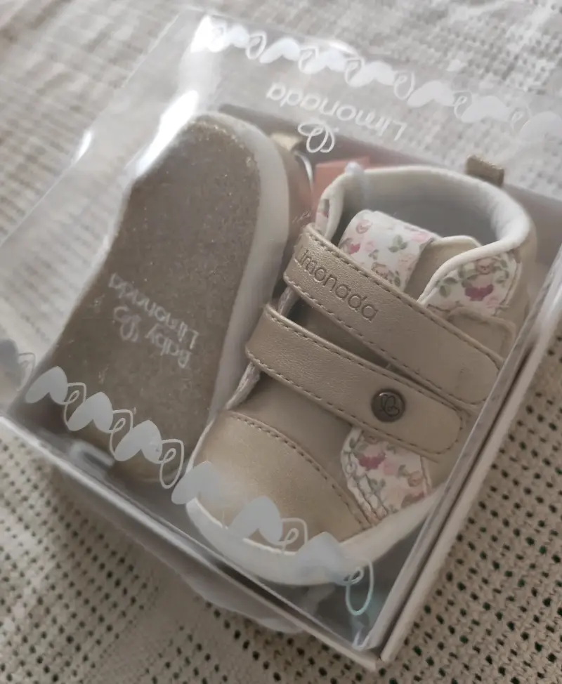 Zapatos de bebé dorados Limonada con diseño floral