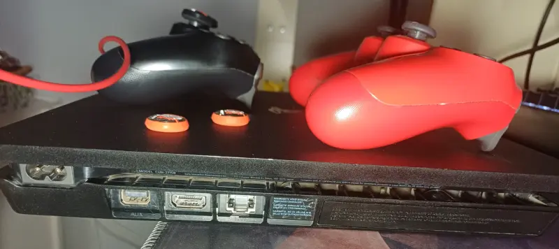 PS4 Slim 1 TB +2 mandos y cables original + Juegos - 4