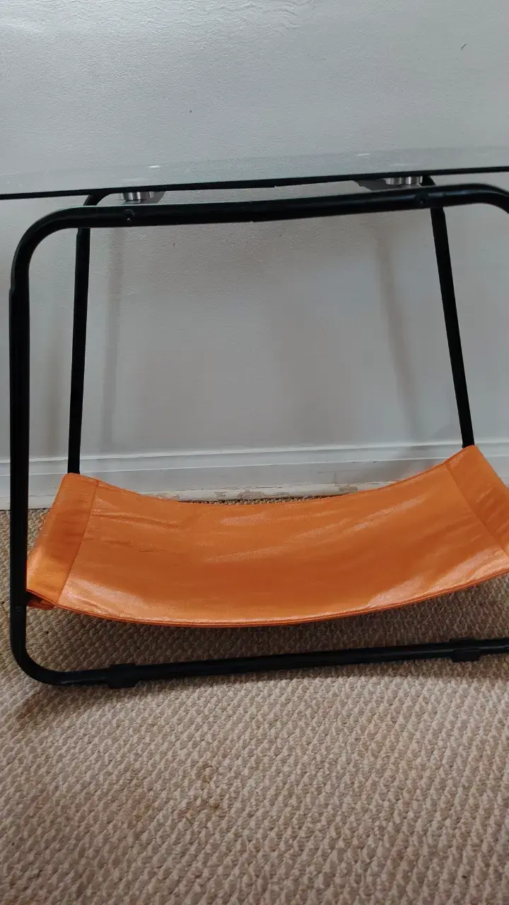 Mesa auxiliar de vidrio con revistero naranja - 2