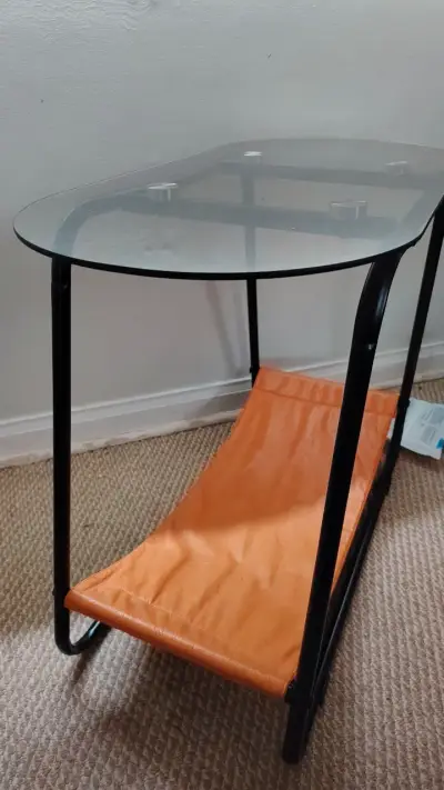 Mesa auxiliar de vidrio con revistero naranja - miniatura 3
