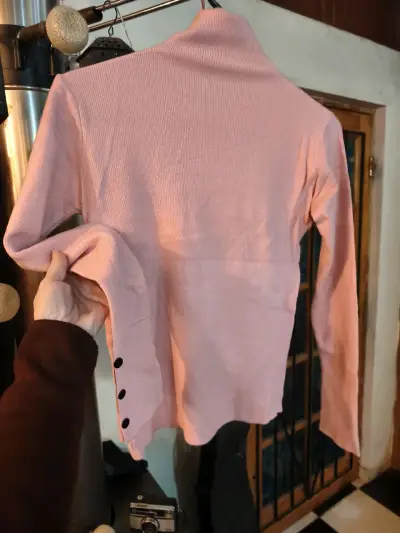 Suéter de cuello alto para mujer en rosa y blanco - miniatura 1