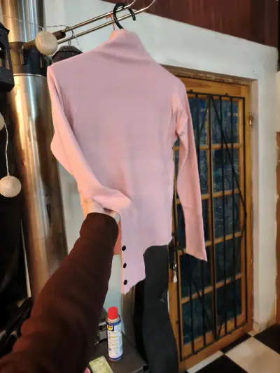 Suéter de cuello alto para mujer en rosa y blanco - miniatura 2