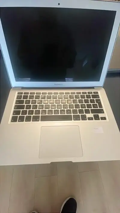 MacBook Air A1466 usado en buen estado - miniatura 1
