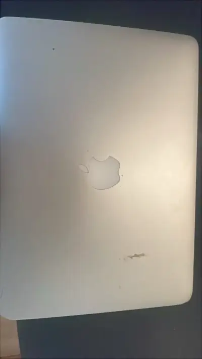 MacBook Air A1466 usado en buen estado - miniatura 2
