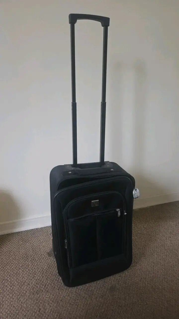 Maleta de viaje negra con ruedas y asa extensible