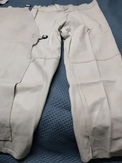 Pantalón y pechera de cuero soldador y zapatos seg - miniatura 3