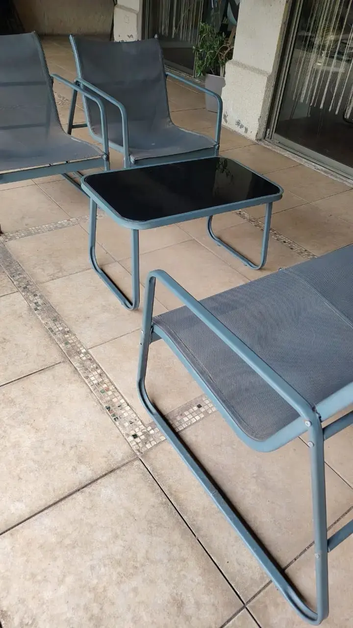 Juego de sillas y mesa de jardín en metal y malla - 2