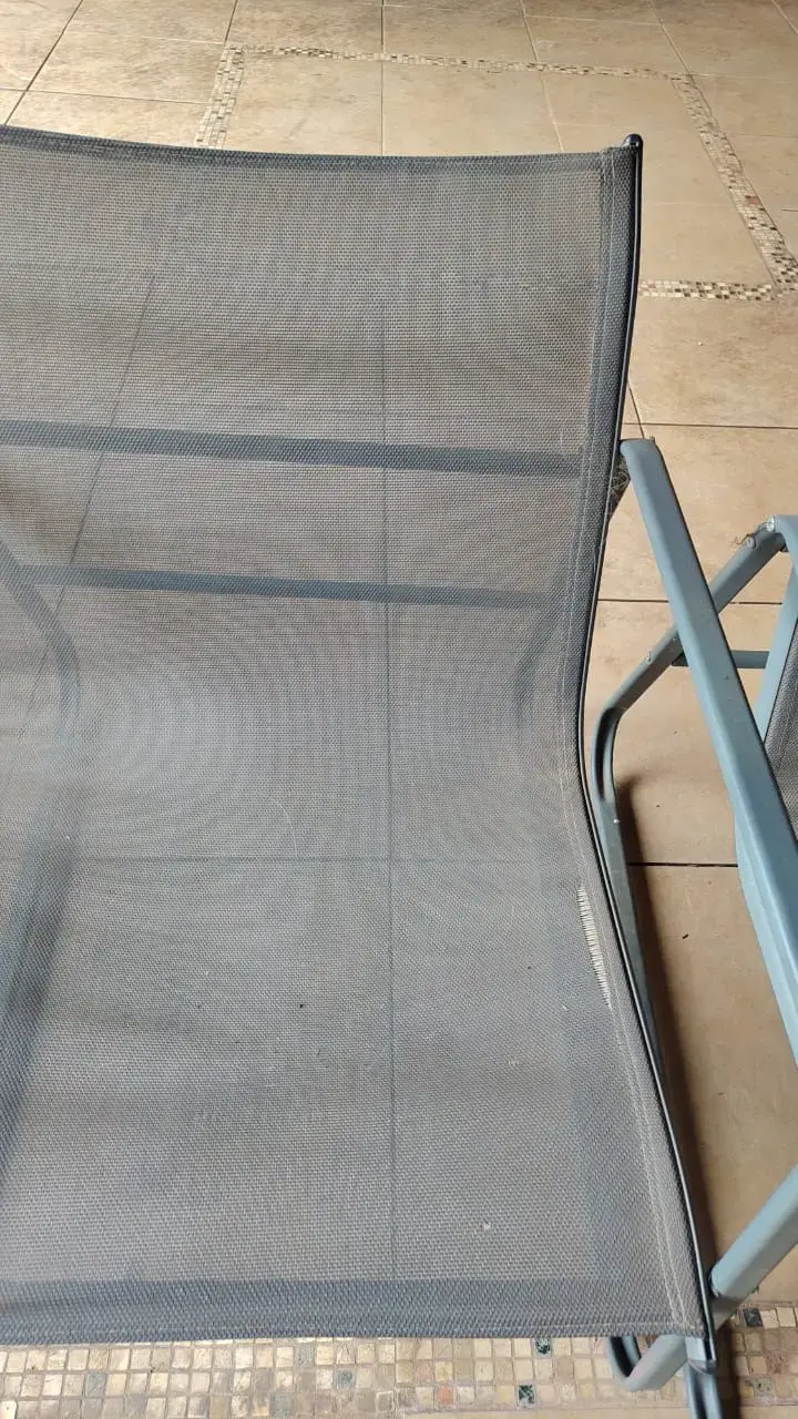 Juego de sillas y mesa de jardín en metal y malla - 4