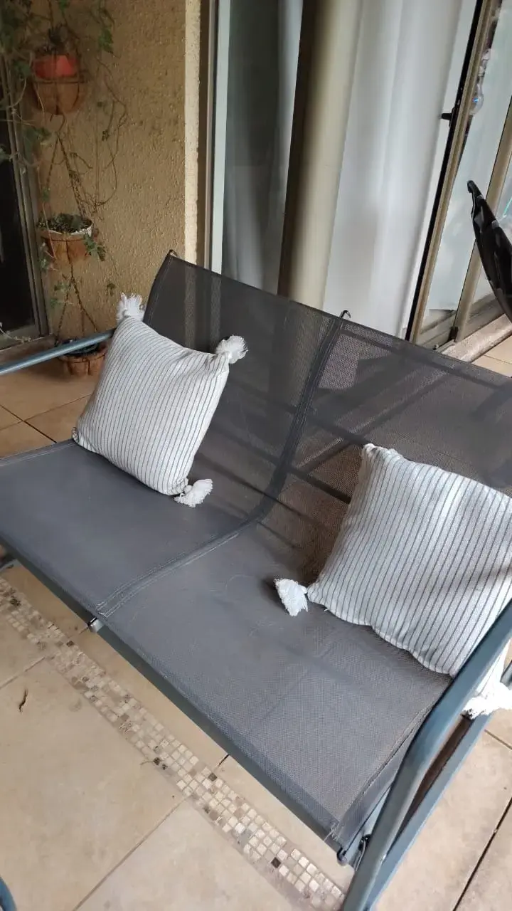 Juego de sillas y mesa de jardín en metal y malla - 6