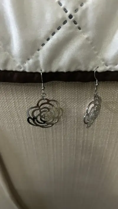 Aros colgantes de acero quirurgic en forma de flor - miniatura 1