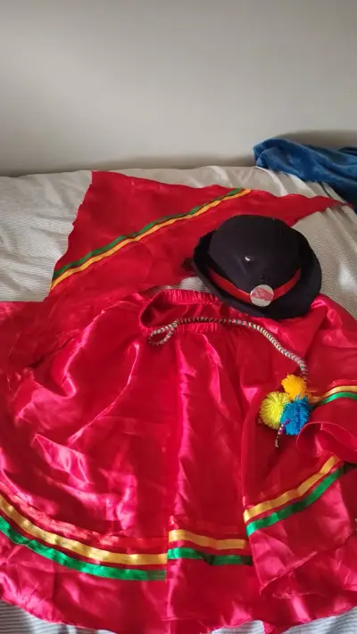 Traje típico folclórico rojo con sombrero - miniatura 1