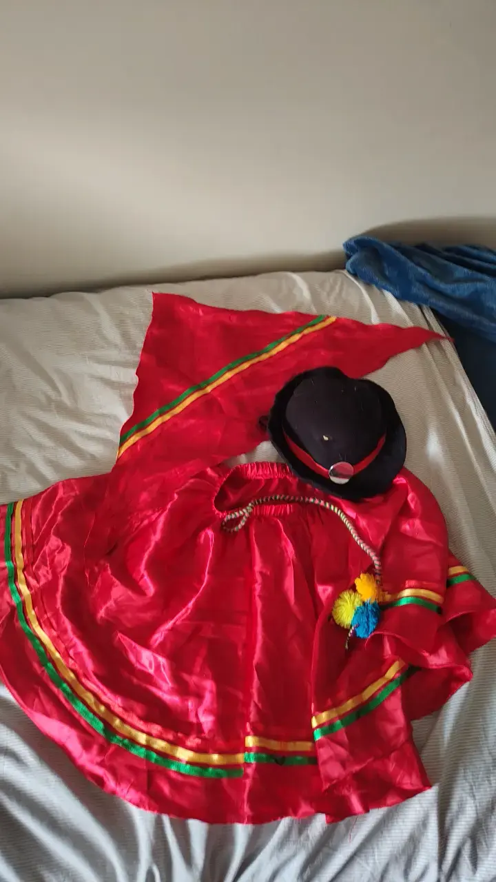 Traje típico folclórico rojo con sombrero - 2