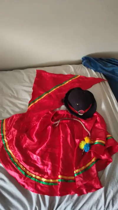 Traje típico folclórico rojo con sombrero - miniatura 2