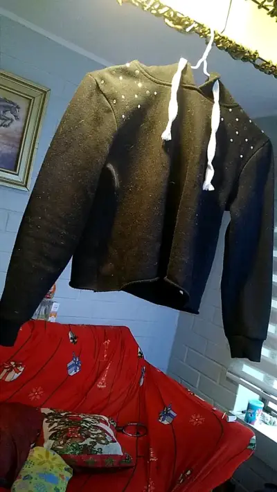 Polerón negro con capucha y detalles brillantes - miniatura 1