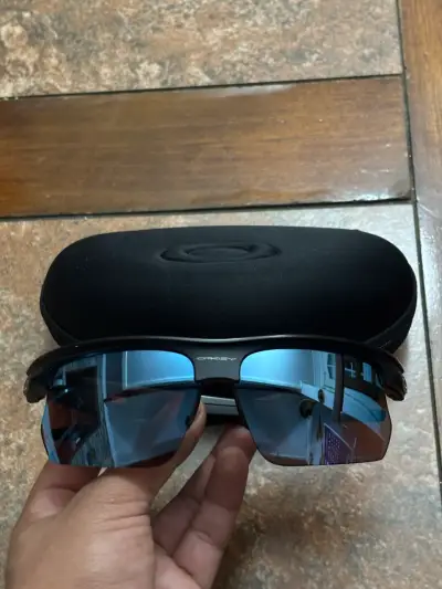Gafas de sol deportivas Oakley con estuche - miniatura 1