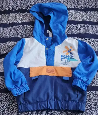 Chaqueta cortaviento infantil azul con capucha - miniatura 1