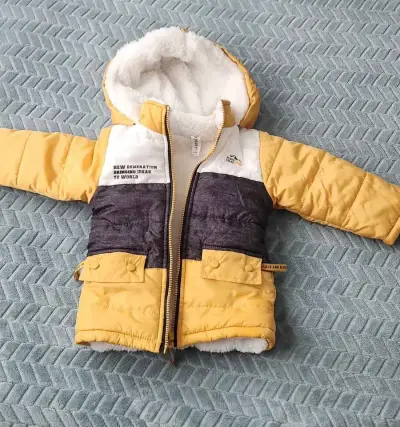Chaqueta de invierno para niño con capucha - miniatura 1