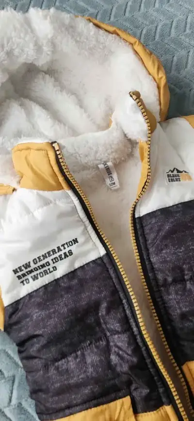 Chaqueta de invierno para niño con capucha - miniatura 2