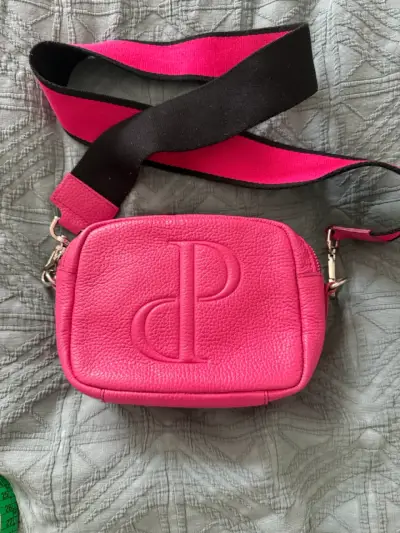 Cartera cruzada rosa Prüne con correa ajustable - miniatura 1