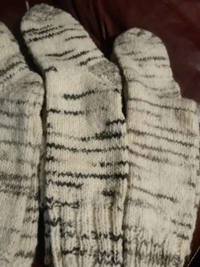 Calcetines de lana tejidos a mano color crema - miniatura 1