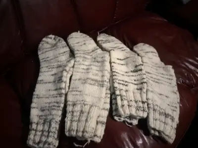 Calcetines de lana tejidos a mano color crema - miniatura 2