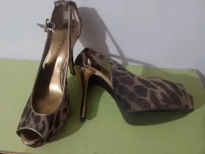 Tacones Guess animal print con plataforma - miniatura 1
