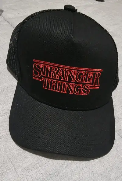 Gorra negra Stranger Things con malla - miniatura 1