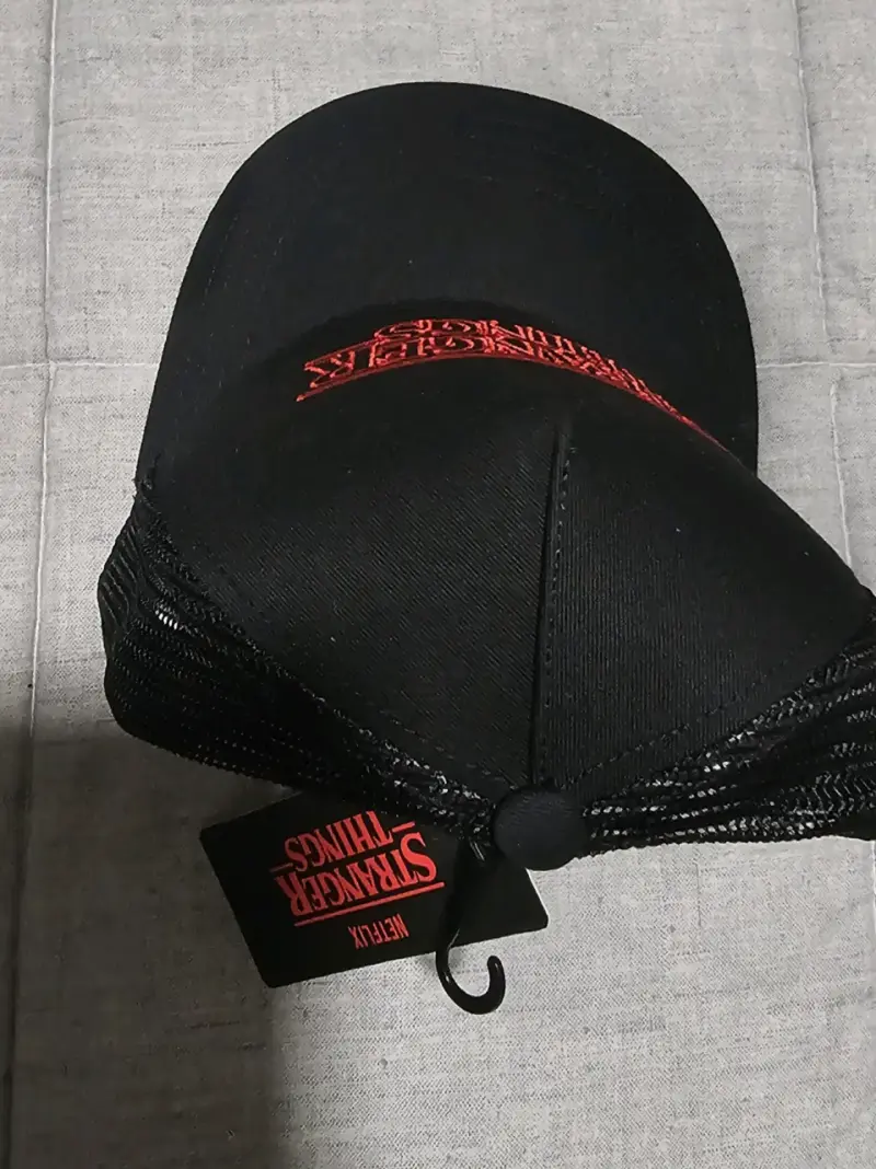 Gorra negra Stranger Things con malla - 2