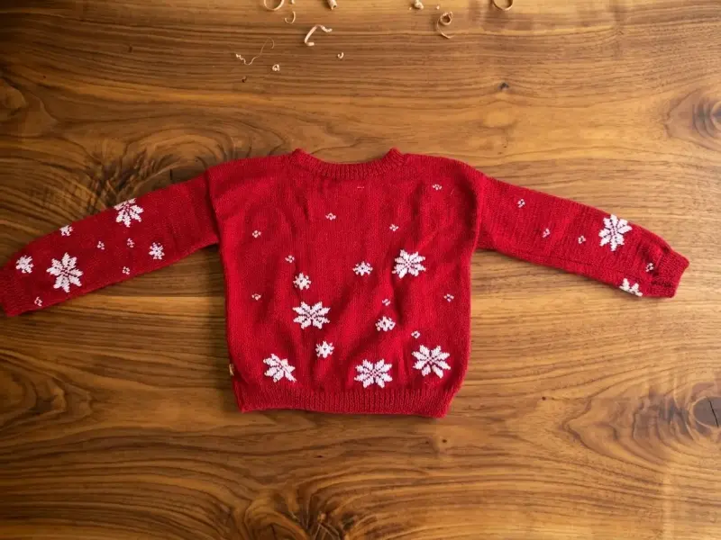 Suéter navideño rojo con reno y copos de nieve - 3