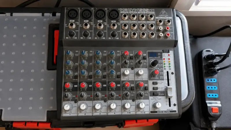 Mezcladora de Audio Profesional con Múltiples Entradas - 2