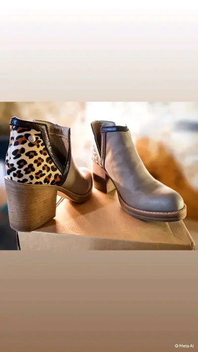 Botines de cuero gris con estampado animal print - miniatura 1