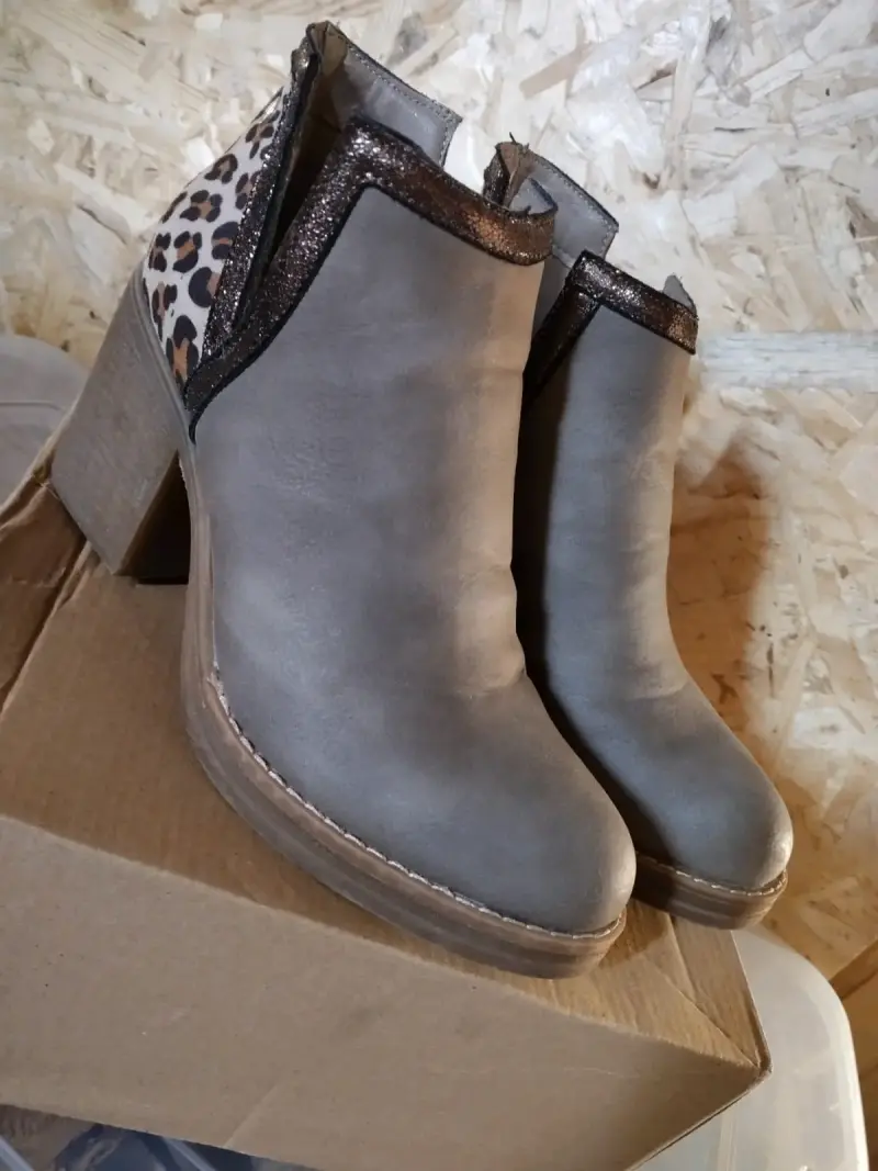 Botines de cuero gris con estampado animal print - 2