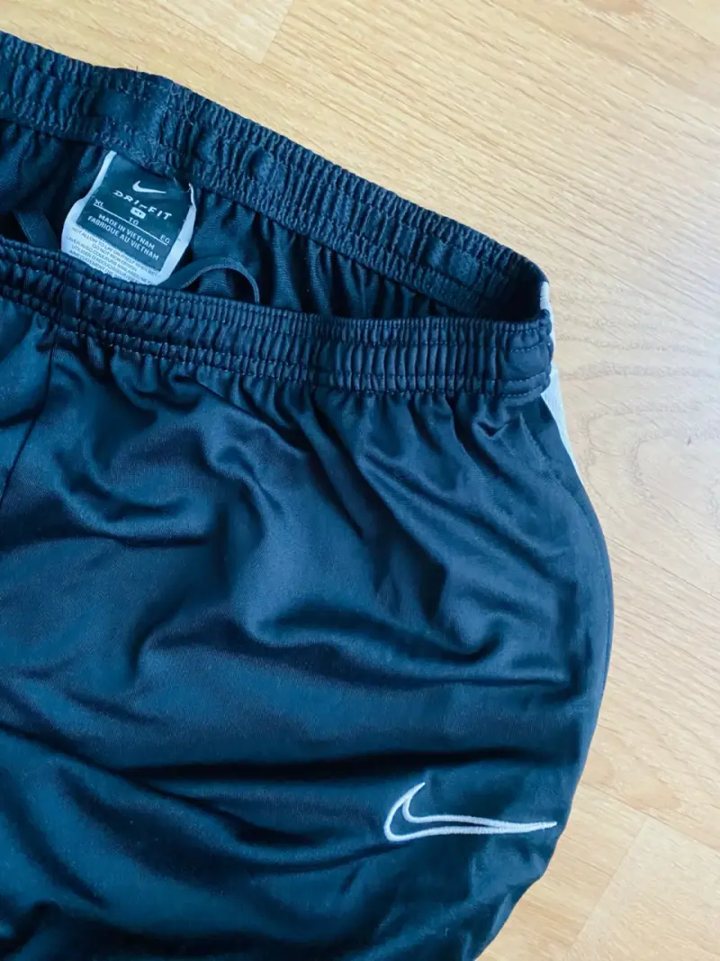 Pantalones deportivos Nike negros con franjas - 2