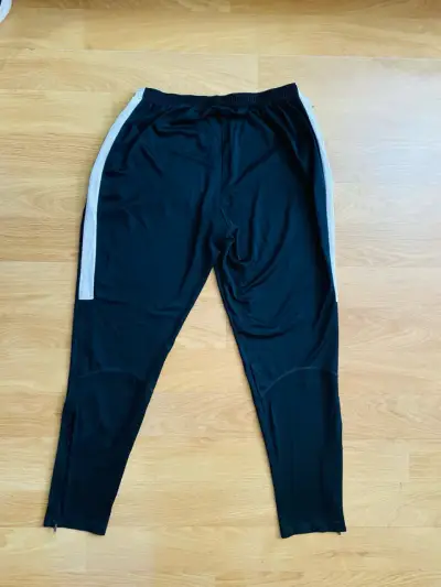 Pantalones deportivos Nike negros con franjas - miniatura 3