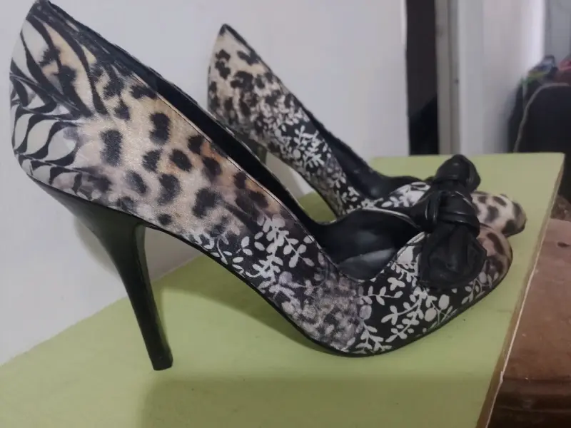 Tacones Guess animal print con lazo - 2