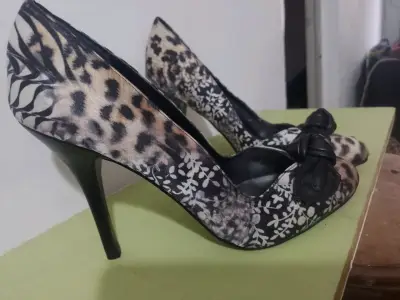 Tacones Guess animal print con lazo - miniatura 2