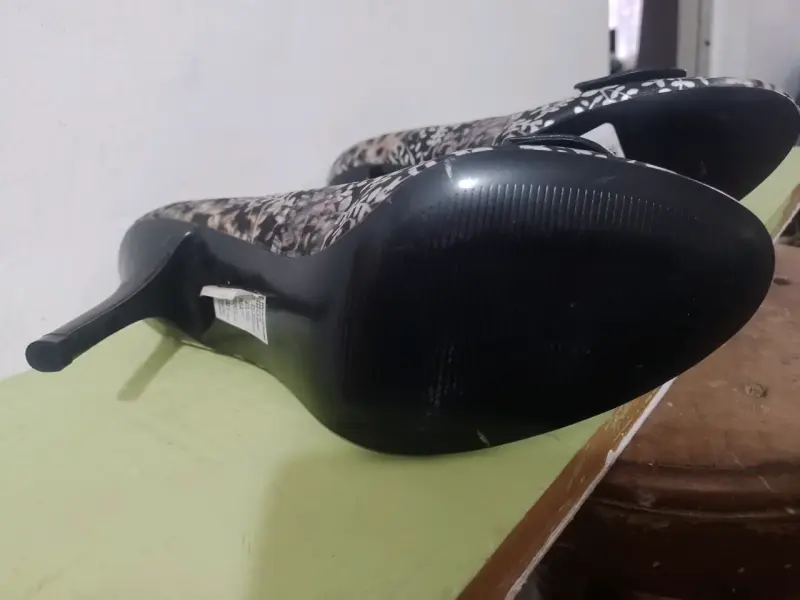 Tacones Guess animal print con lazo - 3
