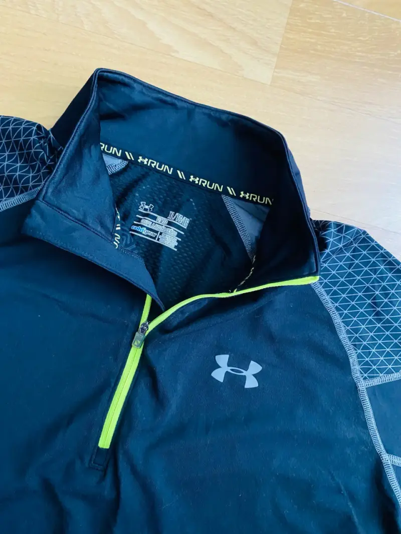 Segunda capa deportiva Under Armour  con cierre - 2