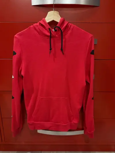 Polerón rojo con capucha y diseño de perros - miniatura 1