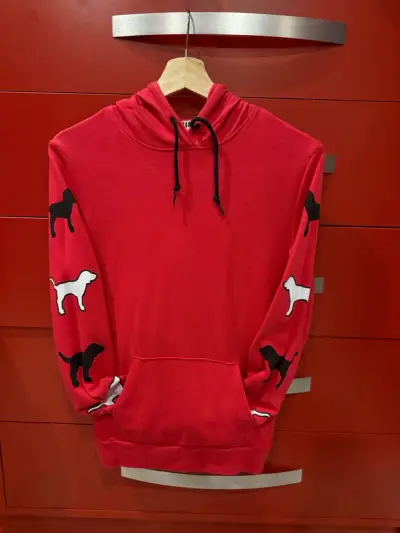 Polerón rojo con capucha y diseño de perros - miniatura 2