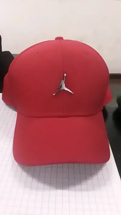 Gorra roja Jordan con logo metálico - miniatura 1