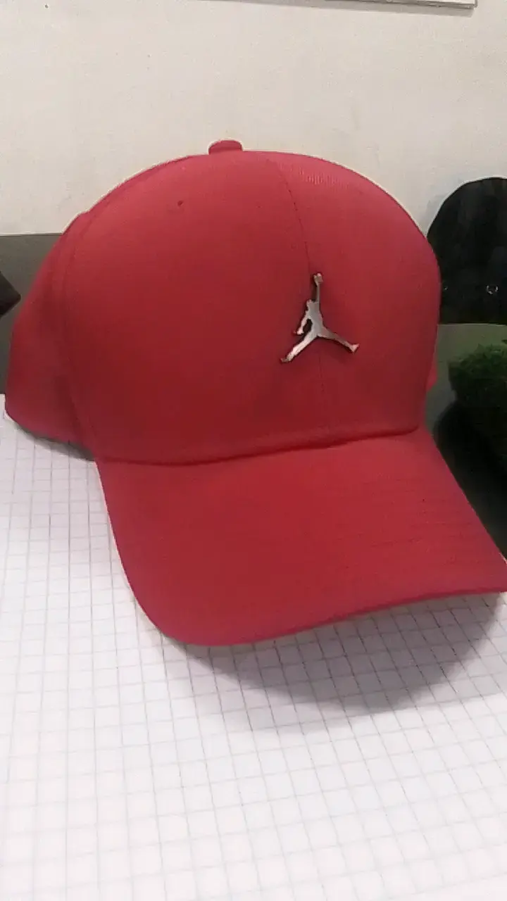Gorra roja Jordan con logo metálico - 2
