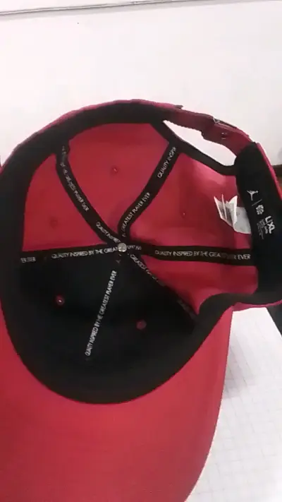 Gorra roja Jordan con logo metálico - miniatura 3
