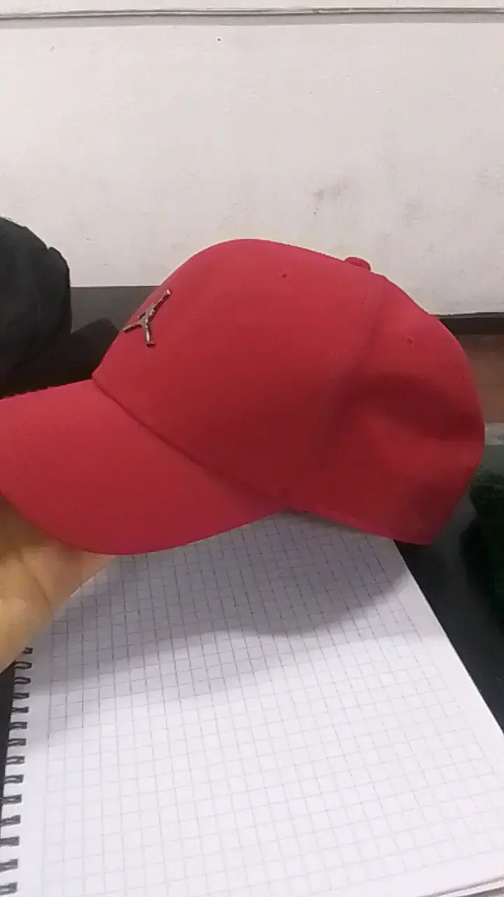 Gorra roja Jordan con logo metálico - 6