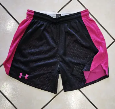 Shorts deportivos Under Armour negro y rosado - miniatura 1