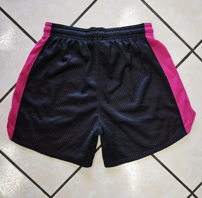 Shorts deportivos Under Armour negro y rosado - 2